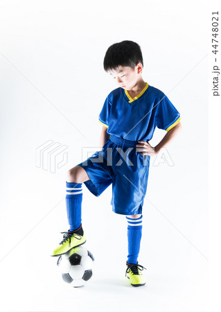 サッカーボールと少年の写真素材