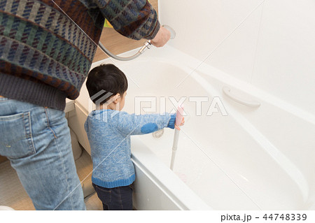 風呂掃除をするシニアと孫の手伝い 44748339