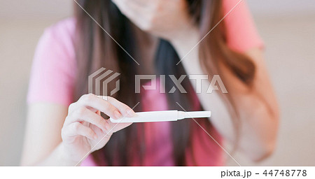 woman take pregnancy test 44748778