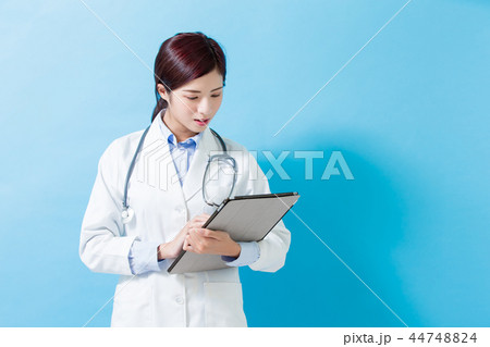 woman doctor take tablet pc woman doctor take tablet pc 44748824