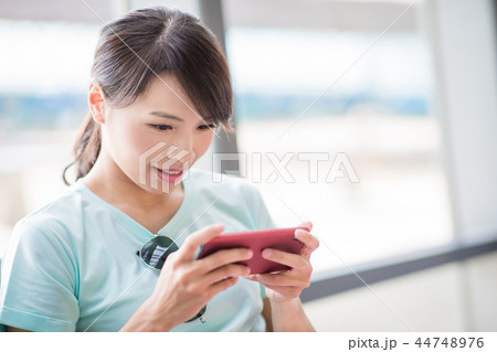 woman play mobile game 44748976