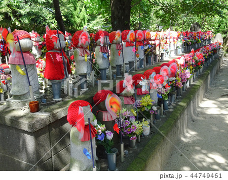 回る風車と、千躰子育地蔵尊 44749461