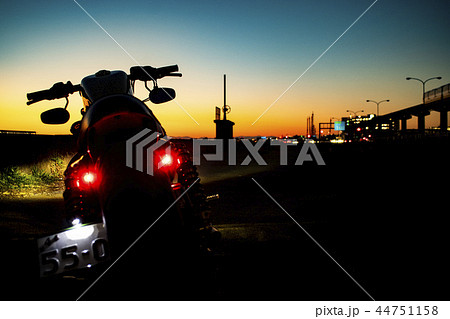 バイクと夕焼け 44751158