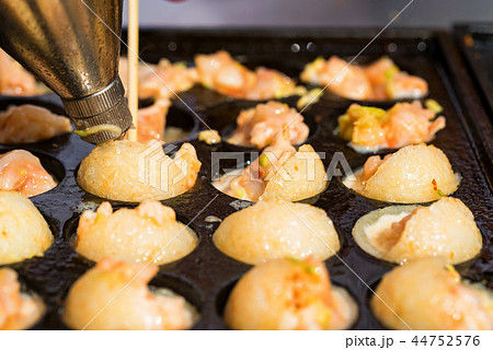 Close up baking prawns in baking pan with holes Close up baking prawns in baking pan with holes 44752576