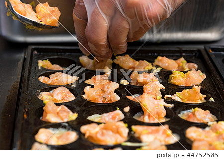 Close up baking prawns in baking pan with holes 44752585