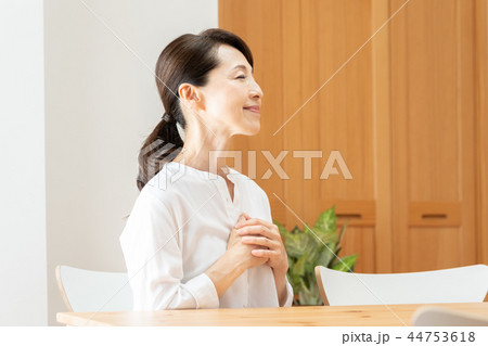 ホッとする女性 ホッとする女性 44753618