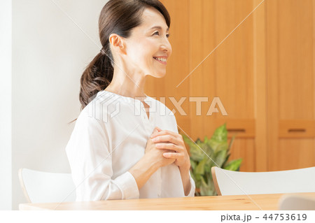 ホッとする女性 44753619