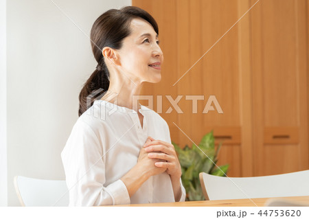 ホッとする女性 44753620