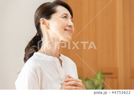ホッとする女性 ホッとする女性 44753622