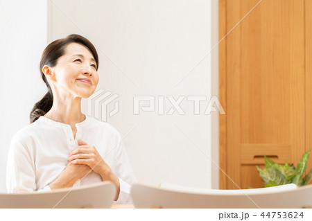 ホッとする女性 ホッとする女性 44753624