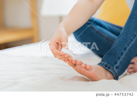 ネイルケアをする女性 ネイルケアをする女性 44753742