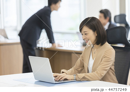 女性　ビジネスシーン　オフィス　 44757249