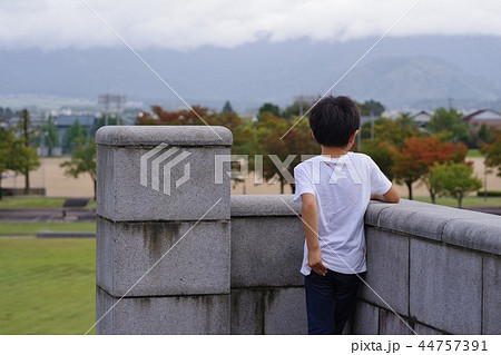 一人ぼっちの男の子の写真素材