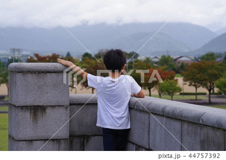 一人ぼっちの男の子の写真素材