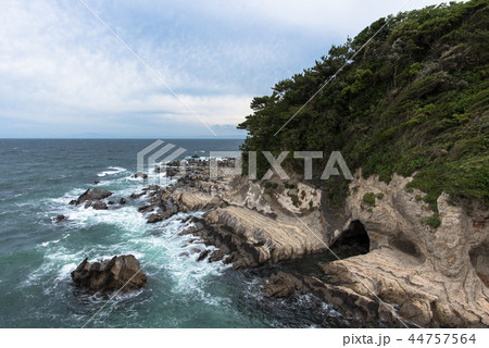 ゴツゴツした岩場と海 44757564