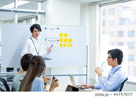 ビジネスマン、オフィス、オフィスカジュアル、会議室 44757677