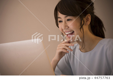 若い女性・パソコンを見る 若い女性・パソコンを見る 44757763
