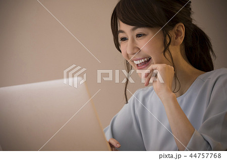 若い女性・パソコンを見る 44757768