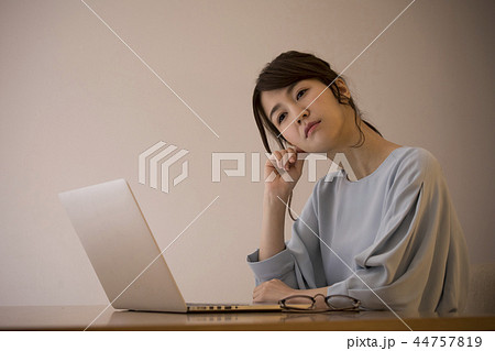 若い女性・パソコン入力 若い女性・パソコン入力 44757819