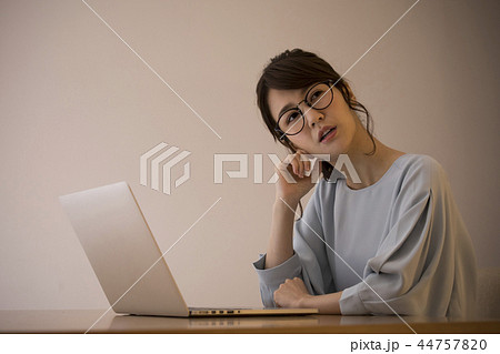 若い女性・パソコン入力 若い女性・パソコン入力 44757820