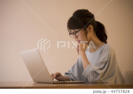 若い女性・パソコン入力 44757828