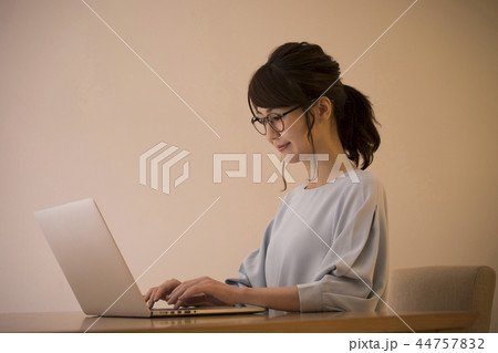 若い女性・パソコン入力 44757832
