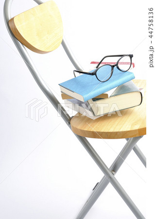 椅子に座って本を読みます。 椅子に座って本を読みます。 44758136