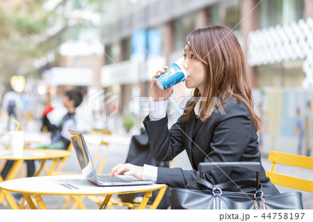 オープンカフェでくつろぐ　スーツ　若い女性 44758197