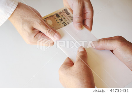 お金を渡す お金を渡す 44759452