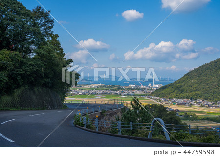 瀬戸大橋を遠方に望む道路(香川県五色台) 瀬戸大橋を遠方に望む道路(香川県五色台) 44759598