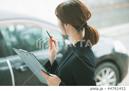young woman 44761452