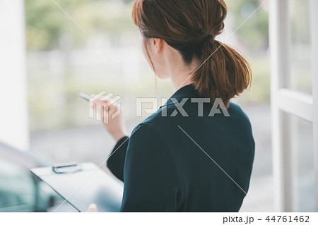 young woman 44761462