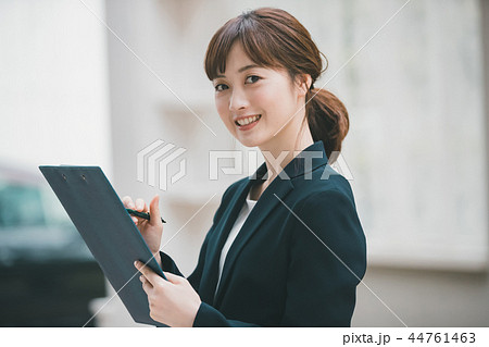 young woman 44761463