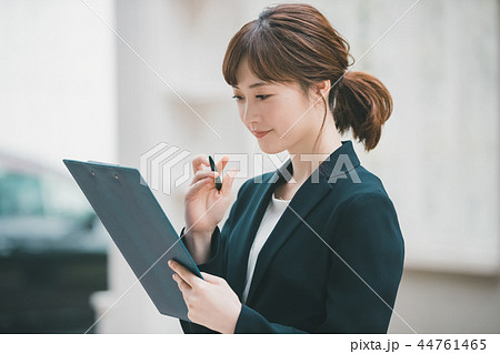 young woman 44761465