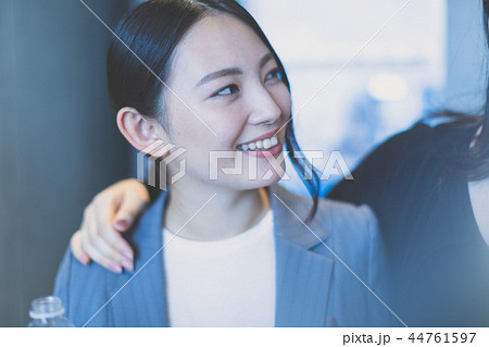 スーツ姿の女性 スーツ姿の女性 44761597