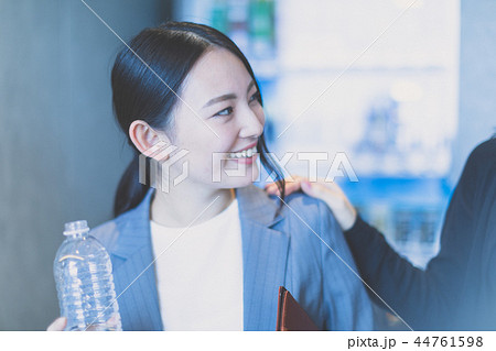 スーツ姿の女性 スーツ姿の女性 44761598