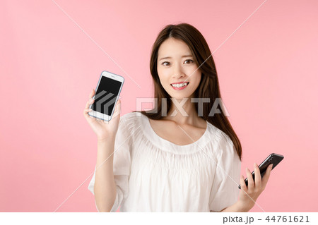 スマホを比べる女性 44761621