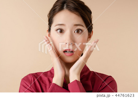 驚く女性 驚く女性 44761623