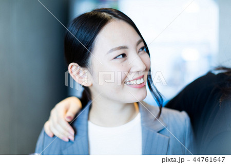 スーツ姿の女性 44761647
