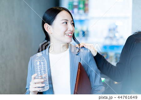 スーツ姿の女性 スーツ姿の女性 44761649