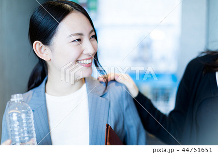 スーツ姿の女性 スーツ姿の女性 44761651