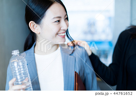 スーツ姿の女性 44761652