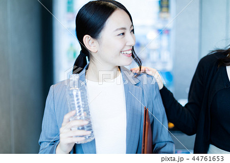 スーツ姿の女性 スーツ姿の女性 44761653