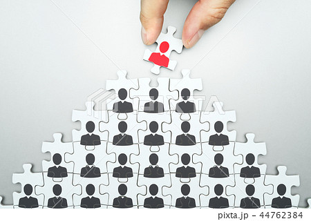 組織のリーダーを選ぶ。人事や人材管理。パズルを組み立てる。 44762384