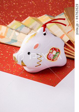 イノシシの干支置物と扇子 イノシシの干支置物と扇子 44762629