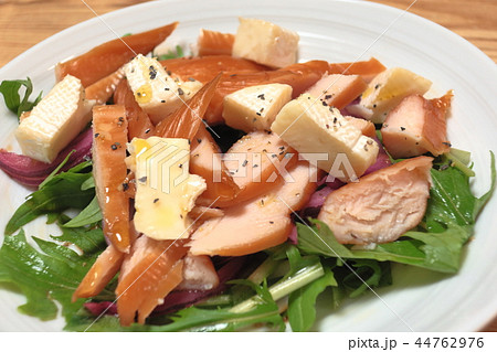 家庭的で素朴な自宅調理の「ささみの燻製とチーズのサラダ」 44762976