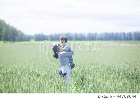 畑の親子 44763044