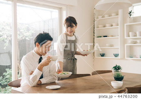 若い日本人夫婦の朝食風景 若い日本人夫婦の朝食風景 44763200