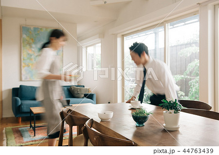 若い日本人夫婦の朝食イメージ リビングダイニング 若い日本人夫婦の朝食イメージ リビングダイニング 44763439