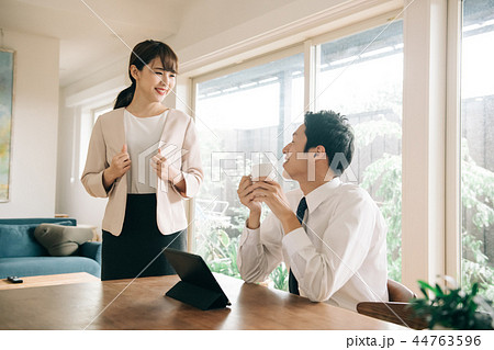 共働き夫婦の朝のイメージ　リビングダイニング 44763596